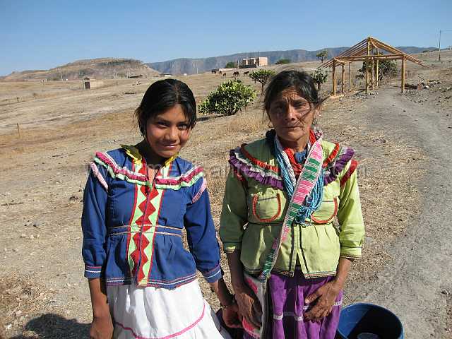 cora_nayar_03.JPG - Mother and daughter Coras walking in Mesa Nayar.