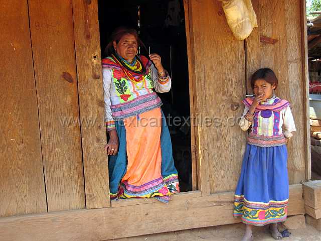 cora_tepepocha_03.JPG - Village of Cora Indian with examples of town, mountains, people, costume, textiles, costume and spiritual life