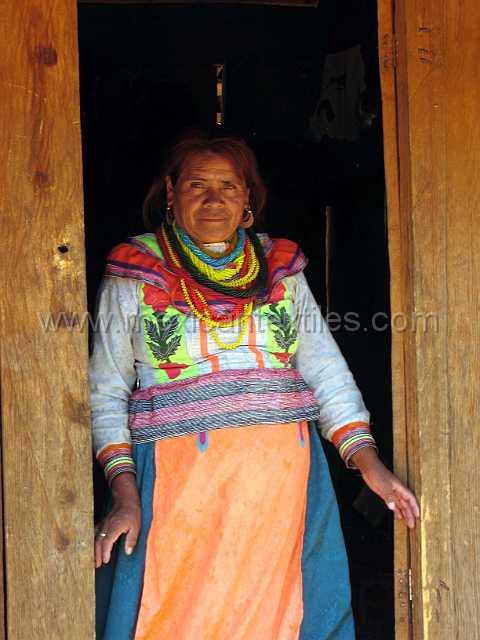 cora_tepepocha_04.JPG - Village of Cora Indian with examples of town, mountains, people, costume, textiles, costume and spiritual life