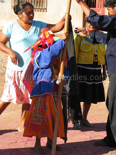 Cora_women_06.JPG - Village of Cora Indian with examples of town, mountains, people, costume, textiles, costume and spiritual life