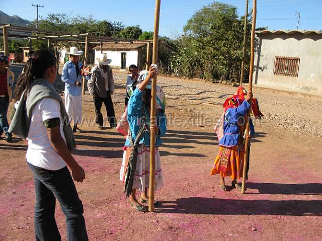 Cora_women_07.JPG - Village of Cora Indian with examples of town, mountains, people, costume, textiles, costume and spiritual life