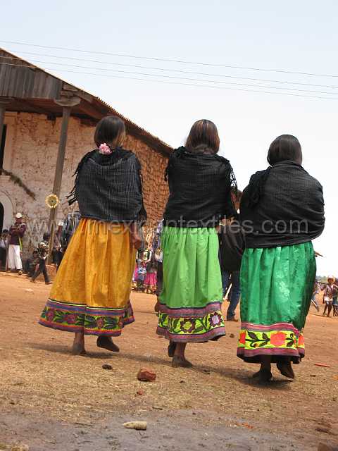 cora_women_09.JPG - Village of Cora Indian with examples of town, mountains, people, costume, textiles, costume and spiritual life