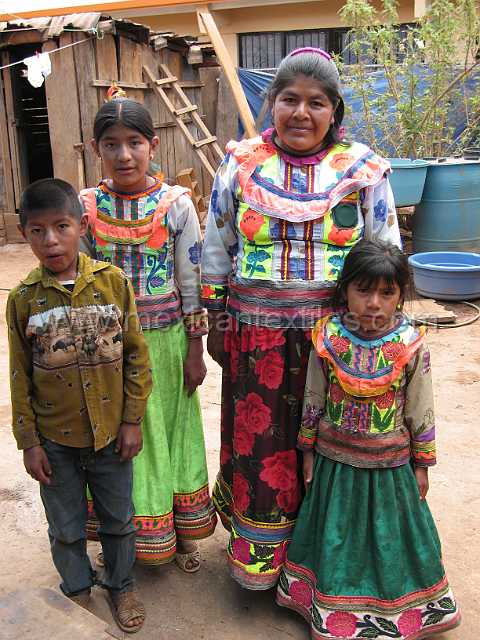 santa_teresa.JPG - Family in the center of town.