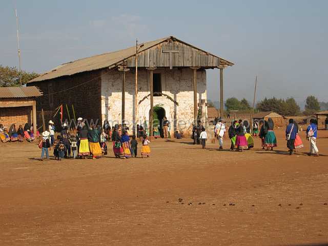 santa_teresa_10.JPG - heading to mass