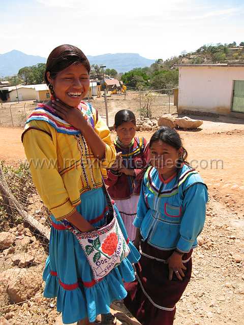 cora_girls.JPG - Village of Cora Indian with examples of town, mountains, people, costume, textiles, costume and spiritual life