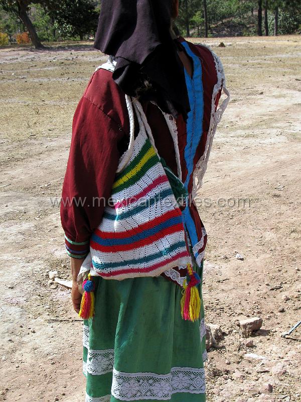 tepehuano_woman_04.JPG - Documentation of tepehuano indigenous textiles from Huajicori, Nayarit, Mexico. Back view