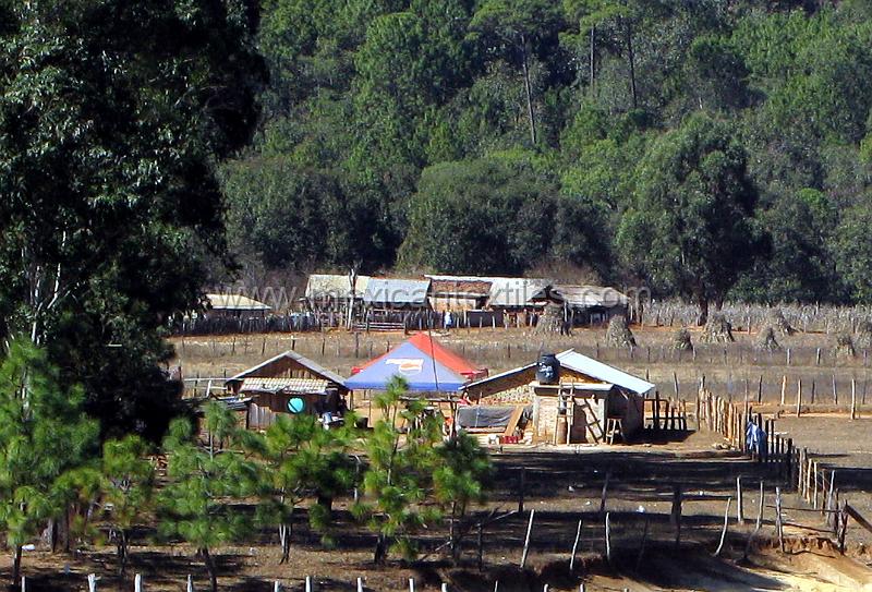 mesa_los_ricos_05.jpg - Documentation of tepehuano indigenous textiles from Huajicori, Nayarit, Mexico