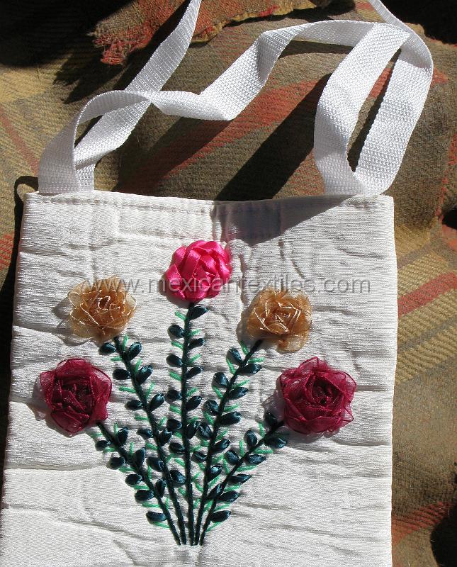 tepehuano_craft_04.JPG - Documentation of tepehuano indigenous textiles from Huajicori, Nayarit, Mexico. Handcraft made with the intencion to sell at the local festival.