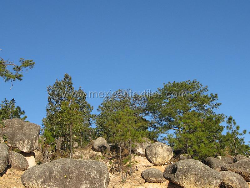 snandres_milipillas_06.JPG - Rock field above the town.