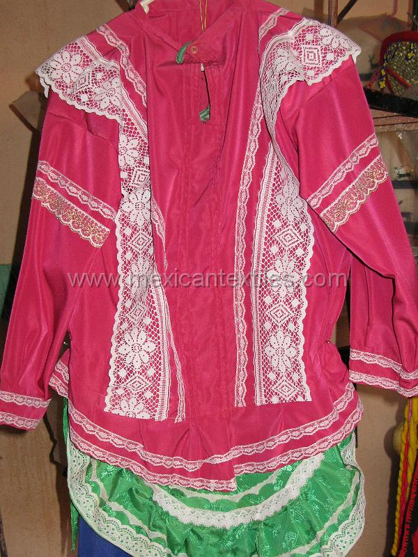 tepehuano_durango_09.JPG - A vriation of costume from Durango found in the crafts store in Jesus Maria.