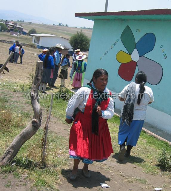 mazahua_lady1.JPG