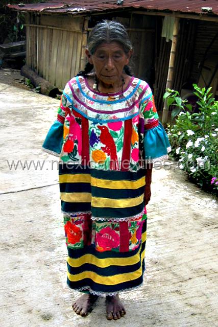 ayutla_mazateca_03.JPG - The climate is very hot and humid so it was like walking in a tropical paradise. The vegetation was so rich and the houses had many flowers planted around them the air was full of fragment odors.