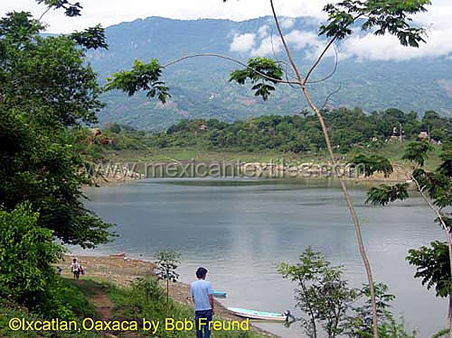 1_ixcatlan1.jpg - The town is located in the banks of the lake formed by the dam Miguel Aleman.
