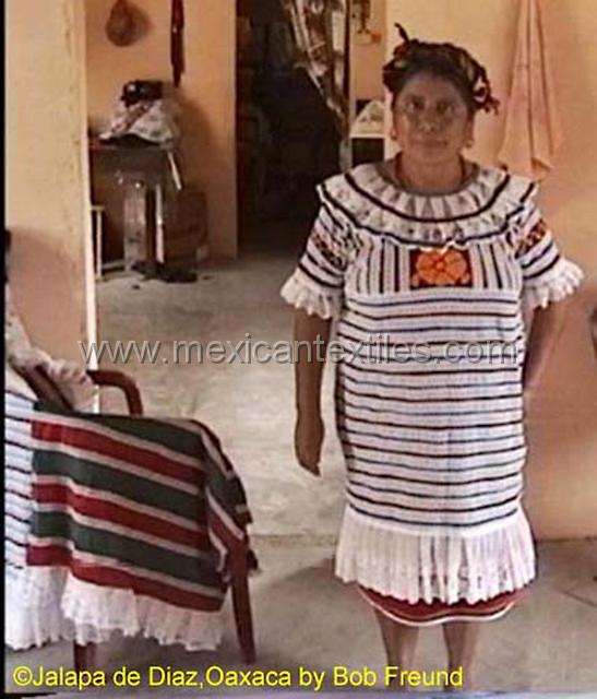 jalapa_mazateca__11.jpg - This family makes and sells traditional day to day huipils .