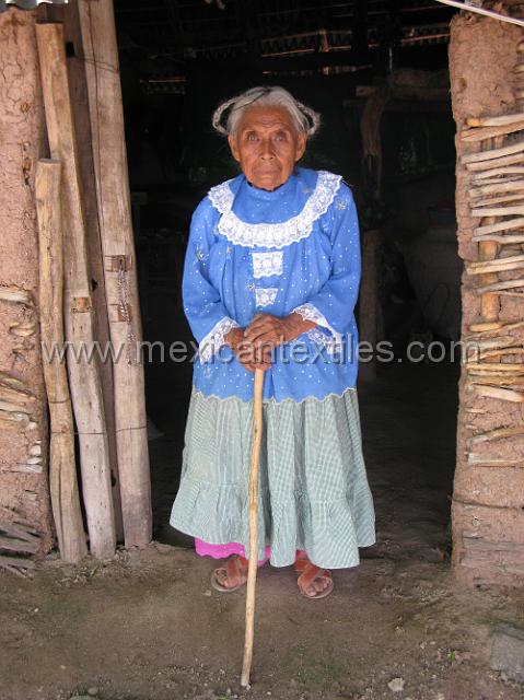 1ahuehuepan_nahuatl19.JPG - Ahuehuepan is a small mountain community above the town of Xalitla, there is also a road connecting to San Augustin Oapan. Here in this town the elderly women continue to wear traditional clothing.