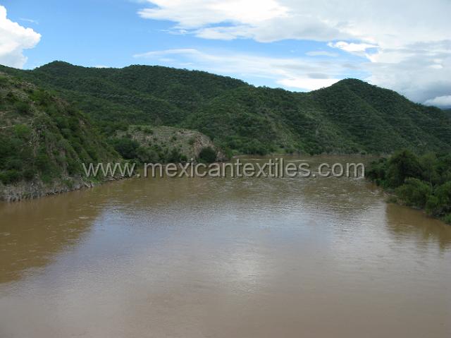 mescala_nahua11.JPG - The Rio Balsas can change its color with the rains in the regions above Mezcala.Here the river is high and filled with silt from errosion above.