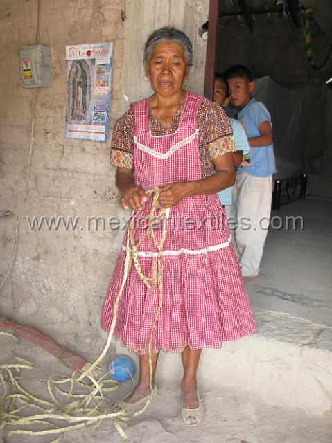 nahuatl_ostiapan15.JPG - The current rate for weaving the palm is ,03 cents peso per meter. there are 13.00 peso to a dollar at the time of this photo in mid 2009.