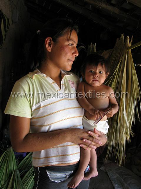 nahuatl_ostiapan17.JPG - Mother and daughter with palm drying in the back ground