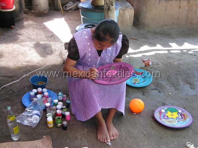 oapan_nahuatl36.JPG - Painting plates freehand in San Augustine Oapan.