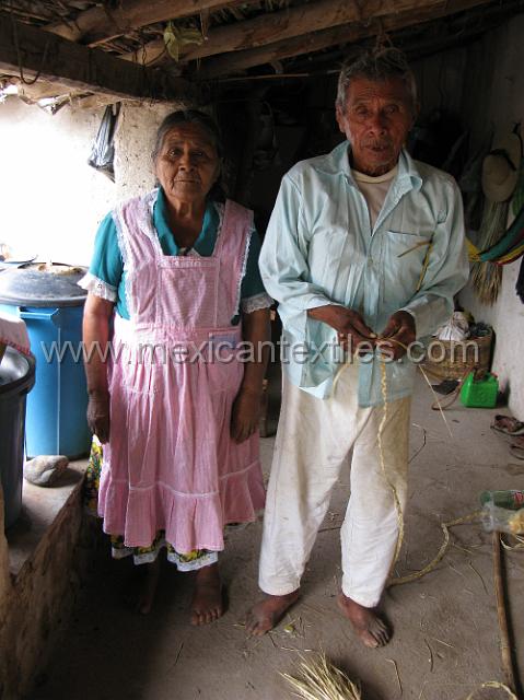 cozomatlan_nahua21.JPG - The family in daily clothing.