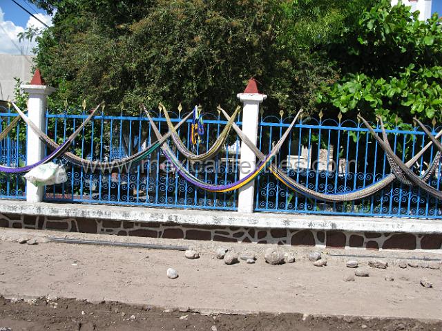 tecuiziapan_nahuatl12.JPG - Presentation of the hammocks for sale in town.