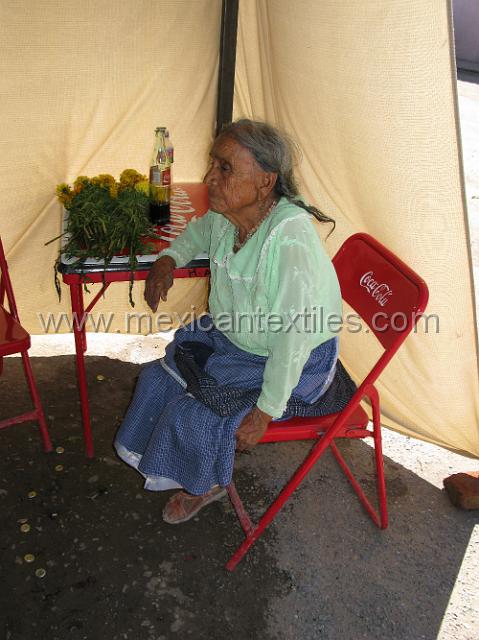 tecuiziapan_nahuatl15.JPG - There is little left in the town of traditional dress , a few older womn wearing the now traditional blouse, apron and skirt.