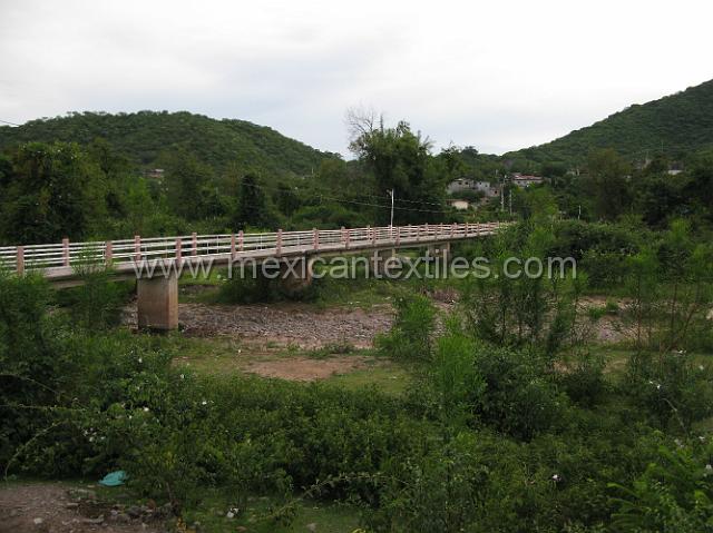 nahua_xalitla14.JPG - The foot bridge over the River.