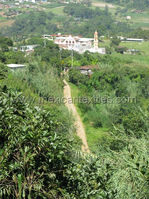 nahua_ixtolco_06.JPG - The road up the hillside looking for traditional costume.