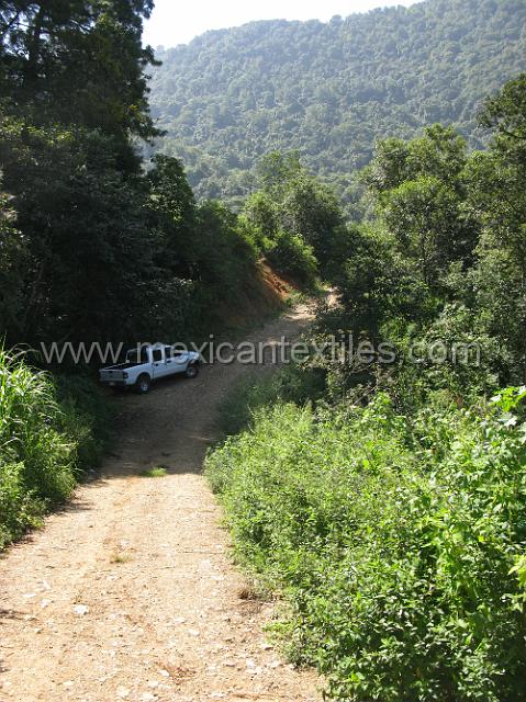 nahua_ixtolco_08.JPG - The road into Cuautpempan runs throught Ixtolco but also is the back door to Tepezintla my destination. Because the last two times I was unable to get to Tepezintla in my car , I rented that truck. Which made the trip easily.