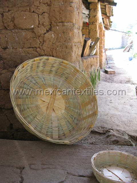 canastas_ixtolco_08.JPG - Large basket often used to carry bread