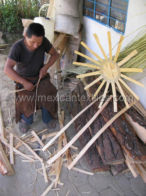 canastas_ixtolco_21.JPG - Sr. Jose showing how to split the pine to form the baskets.