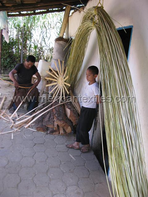 canastas_ixtolco_24.JPG - The bamboo is also split and left to dry for some perios of time before being woven into the baskets.
