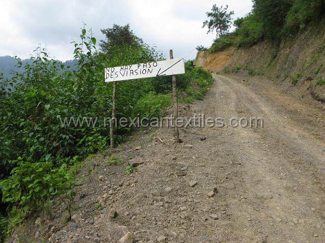 nahua_tecapagco_19.JPG - I laughted , the sign says There is no way to pass and the sign sent me don a steep pathway. This was the sigh that tod me I was heading toward Josephas house.