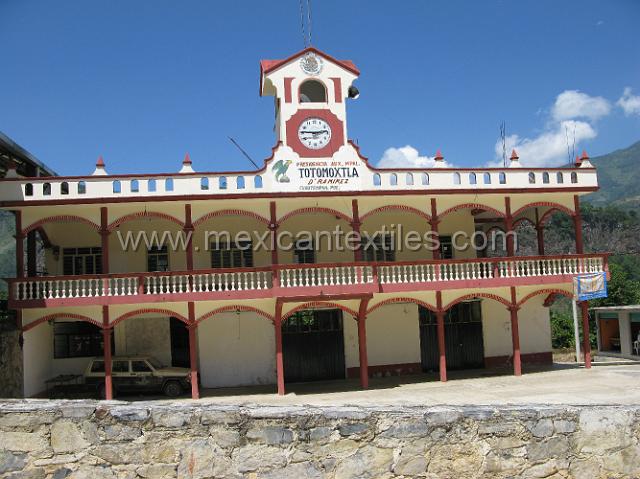 nahua_totomoxtla_01.JPG - This is the offices of the town Totomoxtla, I didn't stop here but a small number of women still wear costume here.