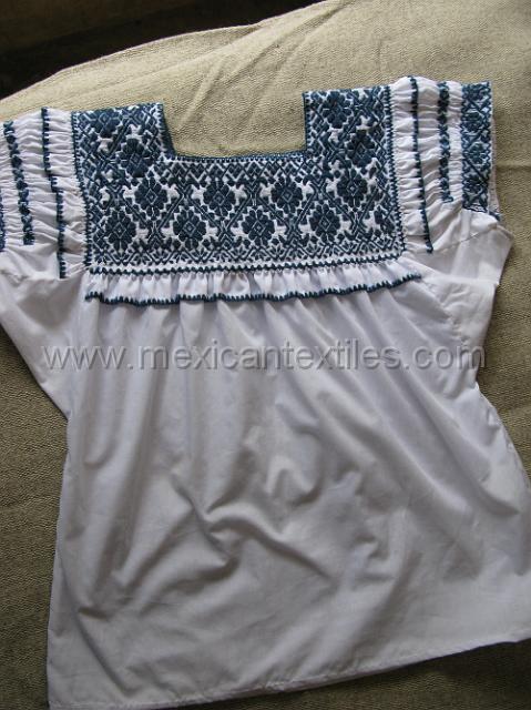 nahua_hueyapan_01.JPG - This is one on the styles of the traditional blouse.The pleated sleeve is one of the most distinguishing characteristics. Esta es una de las blusa tradicionales.