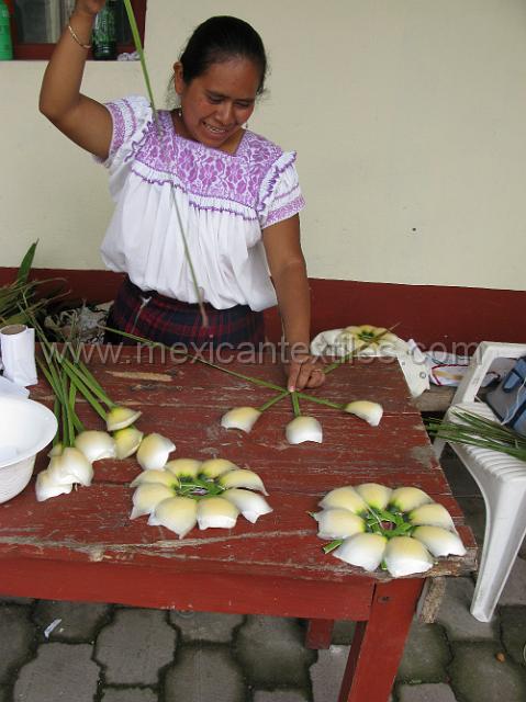 nahua_hueyapan_19.JPG - Making "flores de chucaritas" these decorations are used in many indigenous villages they are made using a basic weaving technique. The hisory of this arrangement would make a great study for an anthropolgist project. I have seen them as far north as the Cora in Nayarit.