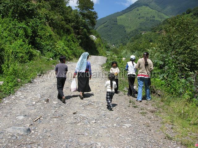 nahua_tlaquimpa_09.JPG - Walkinh back to Manuelas home to buy a belt.