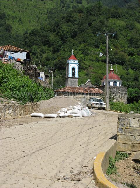 town_tlaquimpa_08.JPG - Road building in the town.