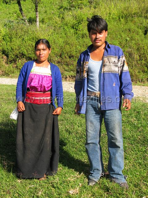 totonaca_tonalisco_03.JPG - Maria Isabel and Jose Diego Arista as we arrive near thier home.