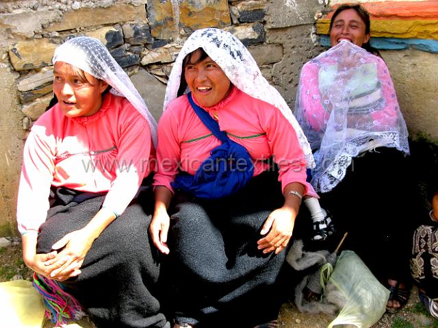 1nahuatl_women.JPG - Xochitlaxco is currently the end of the road. However beyond here there are more villages and the new road will eventually connect with Zacatlan. These women were lots of fun and I spent a lot of time kidding and laughing with them,