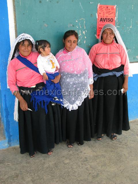 nahua_xochitlaxco_14.JPG - Friends and family. not in specific order , Maria Guadalupe Gutierez, Maria Elsa Cruz, Maria Concepcion ortiz Perez.