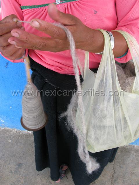 spinning_xochitlaxco_19.JPG - Close up of the spinning of wool.