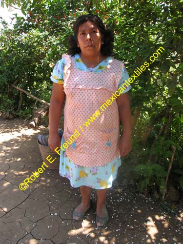Buanavista_embroiderer_01