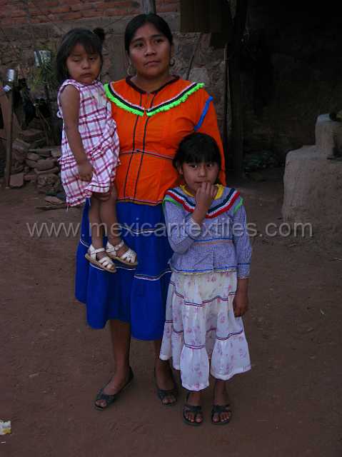 cora_women_08.JPG - Cora mother with daughters