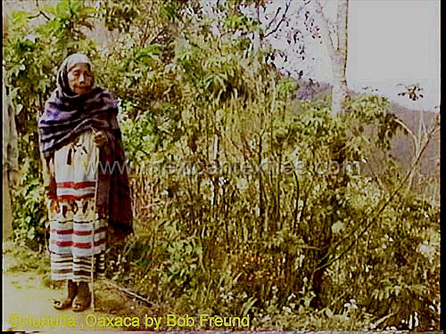huautla_mazateca__04.jpg - Aol women outside the clinic in the upper region of Huautla de Jiminez, Oaxaca, Mexico.