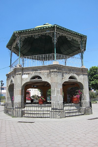 Otomi_Ixtenco_03.jpg - The kisosk in the center of the square, this is also one of the main distribution points of the old aquaduct system.